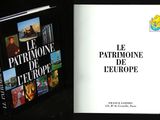 deux livres posés l'un à côté de l'autre sur une surface noire