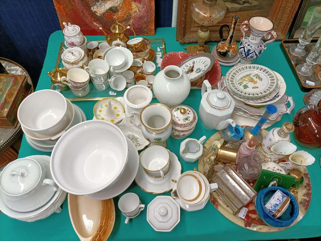 Important lot de porcelaine et faïence : tasses, verseuses, salad