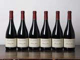six bouteilles de vin rouge alignées sur une table en bois