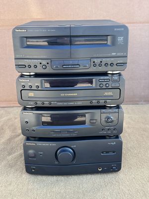 quatre lecteurs CD Sony empilés les uns sur les autres