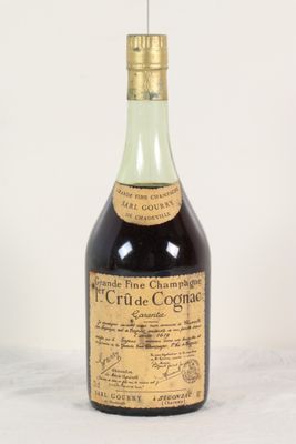 une bouteille de vin posée sur une table