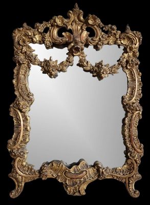 une image représentant un miroir avec un cadre doré sur fond noir