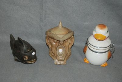 trois figurines assises l'une à côté de l'autre