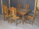 une table en bois et six chaises dans une pièce