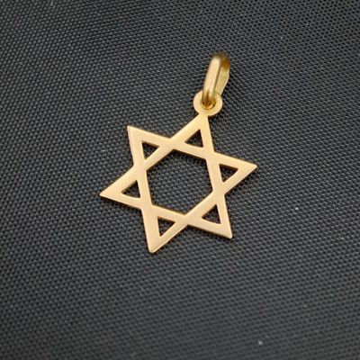 un pendentif représentant une étoile de David dorée sur fond noir