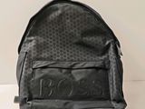 l'arrière d'un sac à dos noir orné d'un logo