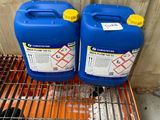 deux récipients en plastique bleu posés l'un à côté de l'autre sur une grille métallique