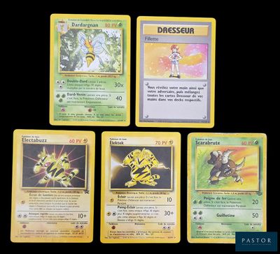 Quatre cartes Pokémon différentes sont représentées sur un fond noir.