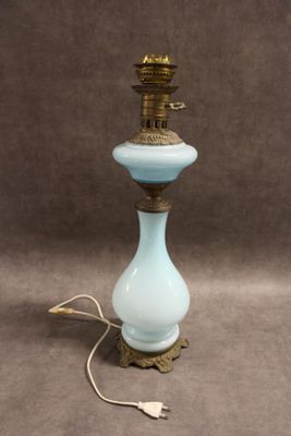 une lampe bleu clair posée sur une table