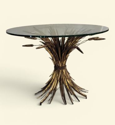 une image représentant une table avec un plateau en verre et un piètement en métal