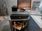 un ordinateur portable posé sur un chariot dans une pièce