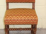 une chaise en bois ornée d'un motif rouge et jaune