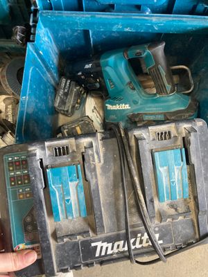 deux Makita rangés dans une boîte bleue