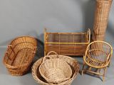 trois paniers en osier et un panier sur fond gris