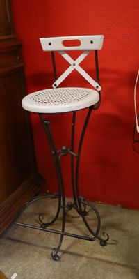 une chaise blanche posée devant un mur rouge
