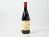 une bouteille de vin posée sur une table