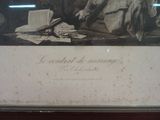 une photo d'un homme assis à une table avec un livre