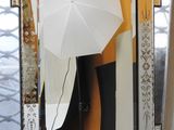 un miroir devant lequel se trouve un parapluie blanc