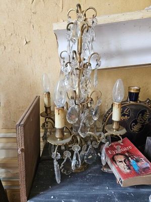 une table sur laquelle se trouvent un livre et un lustre