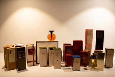 de nombreux parfums de toutes sortes exposés sur une table