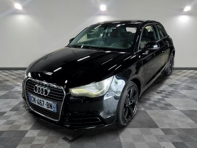 une image d'une voiture audi noire dans une salle d'exposition