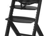 la chaise haute est noire et dispose d'un plateau pour les repas