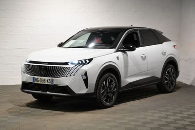 Le SUV blanc est garé sur une place de parking dont le sol est en damier.