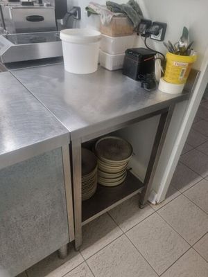 un plan de travail de cuisine sur lequel sont posés plusieurs assiettes et bols