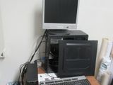 un bureau d'informatique équipé d'un écran, d'un clavier, d'une souris et d'autres appareils électroniques