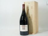 une bouteille de vin posée à côté d'une caisse en bois