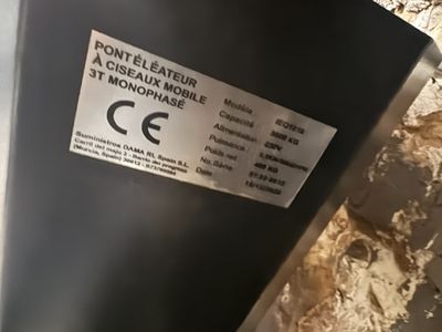 une pancarte apposée sur le côté d'un réfrigérateur sur laquelle on peut lire « Ne pas entrer dans le Mealmobile »