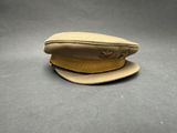 une image représentant un chapeau posé sur une table