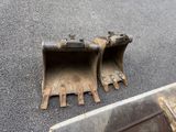 two pieces of machinery that are sitting on the ground