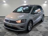 La Volkswagen VW Tourer est garée sur un sol à damier.