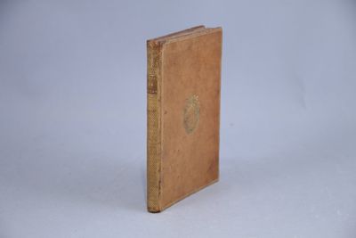 un petit livre posé sur une surface blanche