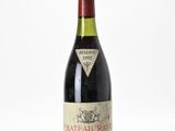 une bouteille de vin posée sur une table