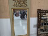 un miroir posé à côté d'une chaise