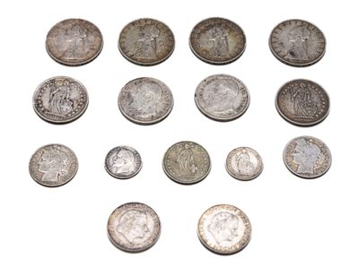 gros plan d'un paquet de pièces de monnaie sur une surface blanche
