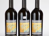 trois bouteilles de vin posées l'une à côté de l'autre sur une table