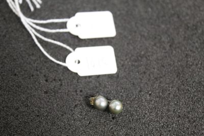 deux étiquettes et deux perles par terre