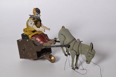 un cheval en jouet tirant une charrette sur laquelle se trouve un homme