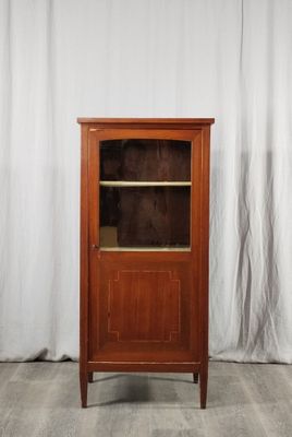 une image d'une armoire en bois avec une porte en verre