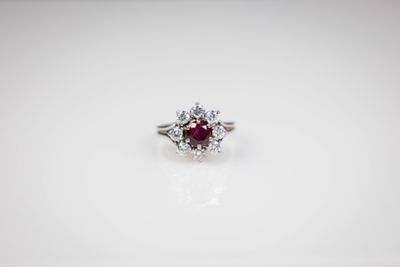 une bague en or blanc sertie d'un rubis et de diamants au centre