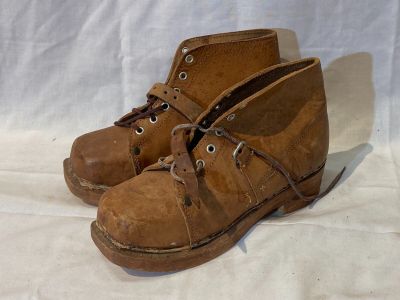 Paire de chaussures d'enfant en cuir avec semelles en bois, …