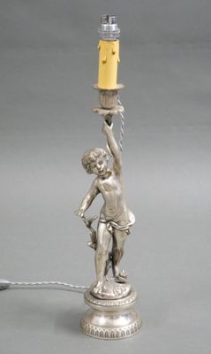 Lampe à poser, le pied en métal argenté en forme de putto po…