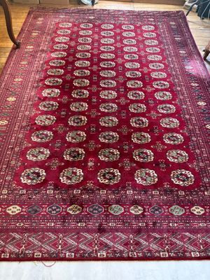 un tapis rouge posé sur un parquet dans un salon