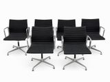 un lot de six chaises Eames noires avec des pieds en acier chromé