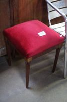 petit banc en velours rouge