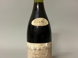 une vieille bouteille de vin posée sur une table