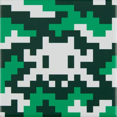 Invader (né en 1969) Camo space tile vert et blanc 2024 En c…
